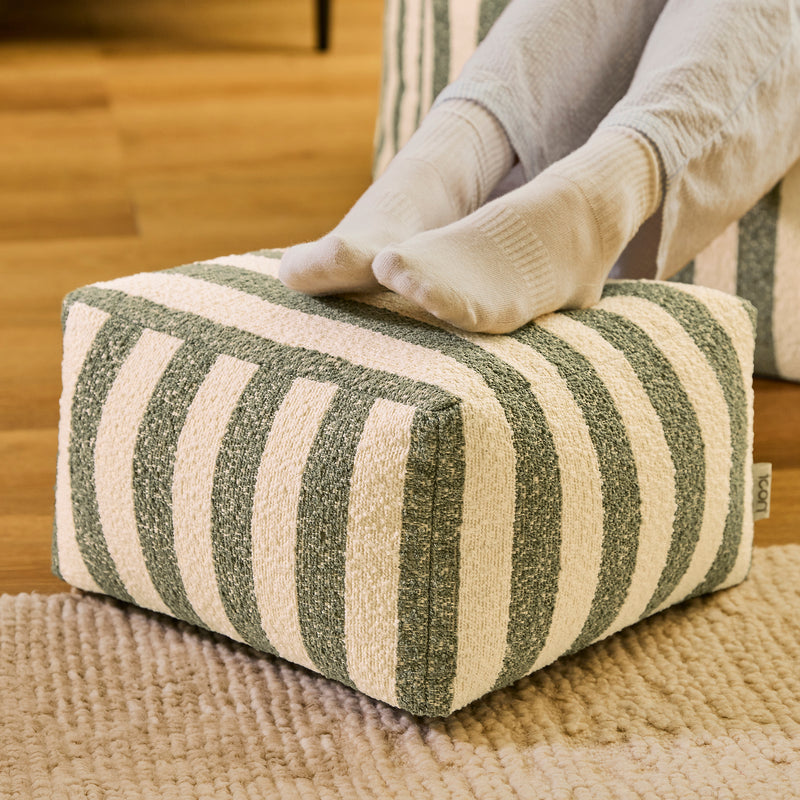 Repose-pieds carré en bouclé rayé Amara - Vert olive