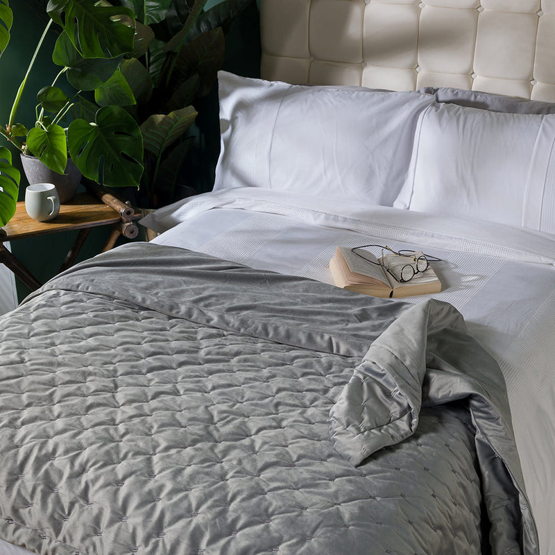 Jeté de lit matelassé en velours Rosa - Gris